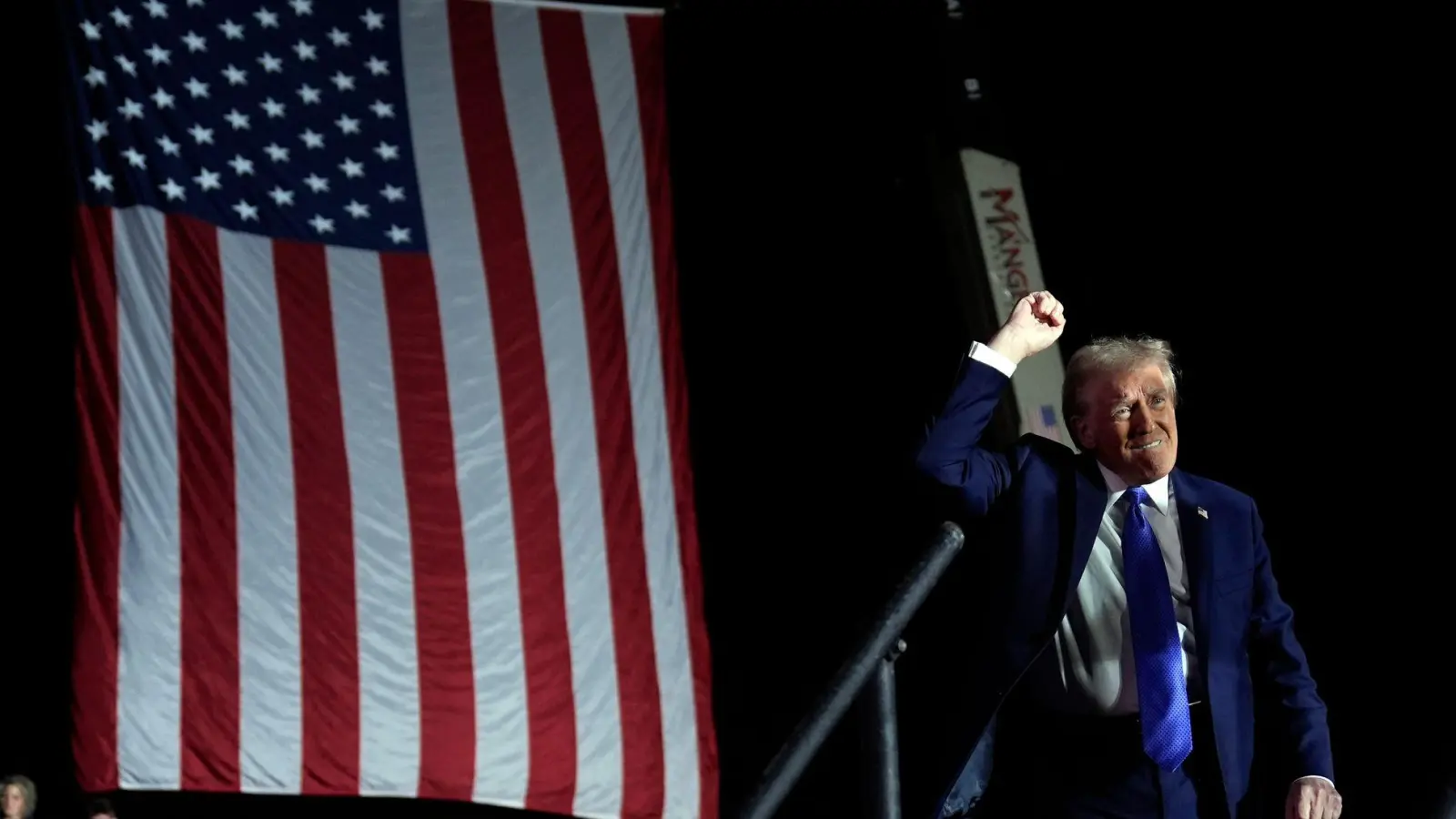 Trump fällt immer wieder mit Beleidigungen auf. (Archivbild) (Foto: Evan Vucci/AP/dpa)