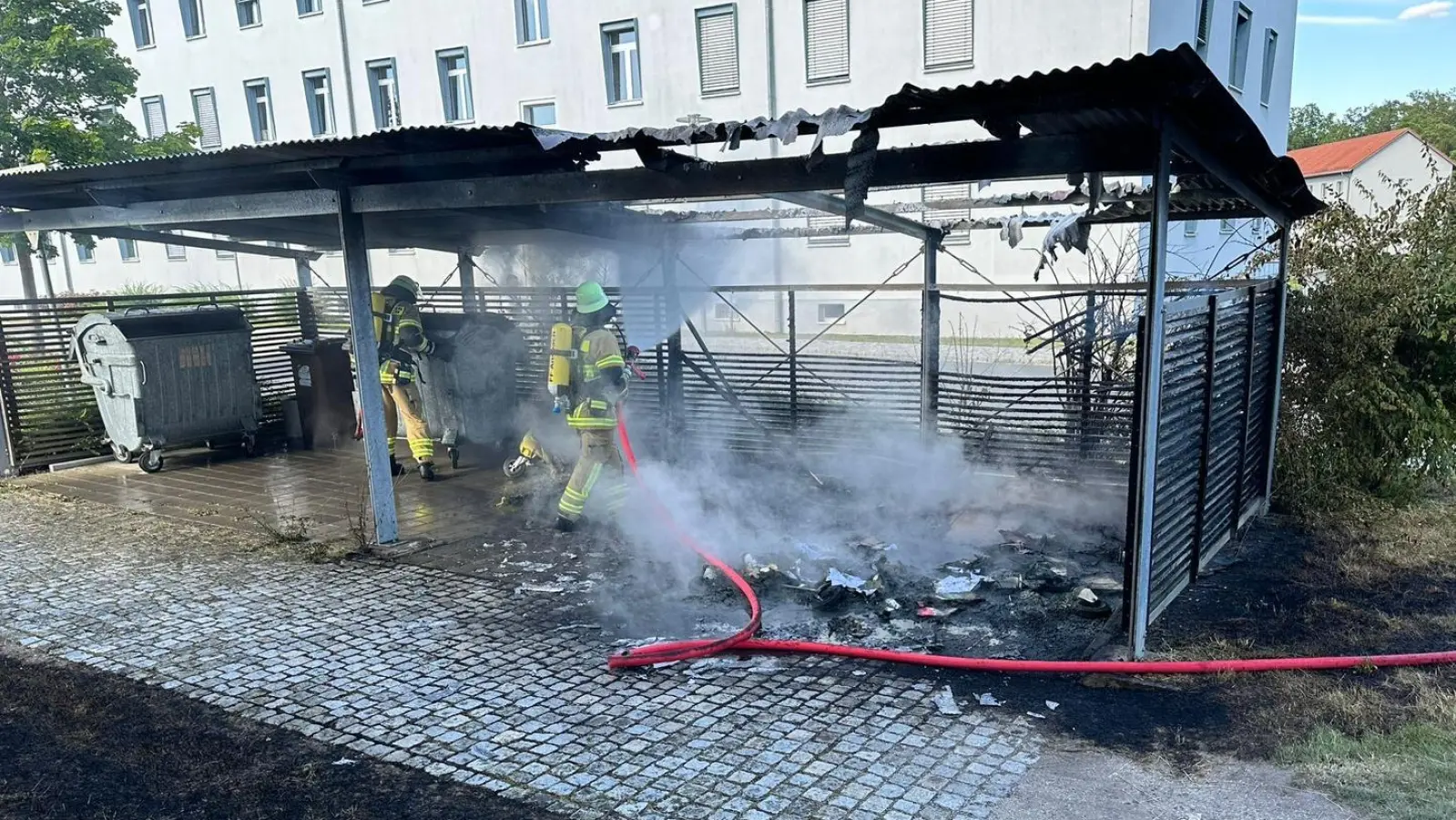 Der Brand des Müll-Abstellplatzes am Staatsinstitut für Fachlehrer-Ausbildung an der Schlesierstraße beschäftigte in Ansbach die Feuerwehr. (Foto: Feuerwehr Ansbach)