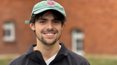 Lucas Dünkel hat an der Hochschule Ansbach den Studiengang „Visualisierung und Interaktion in digitalen Medien“ belegt. Seine Bachelorarbeit soll zu einem Höhepunkt der Grünen Nacht werden. (Foto: Lara Hausleitner)