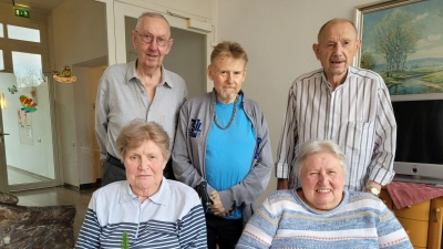 Einige Senioren der Hospitalstiftung haben viele Details aus ihren Weihnachtserinnerungen erzählt (hinten von links): Helmut Wagner, Manfred Henkel und Helmut Munzinger sowie Helene Brandwein (vorne links) und Elisabeth Rost. (Foto: Nina Daebel)