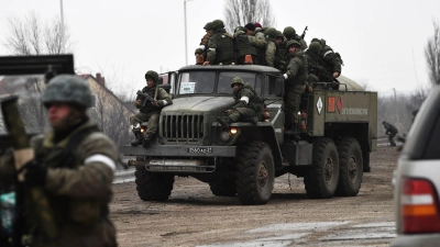 Russische Soldaten auf einem Militärlastwagen. (Foto: Konstantin Mihalchevskiy/Sputnik/dpa/Archivbild)