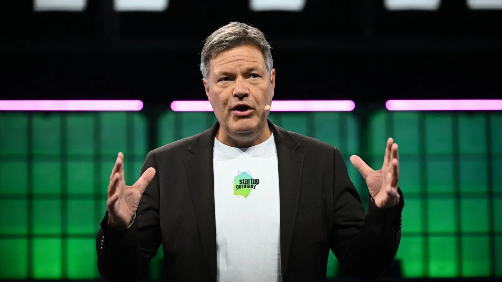 Wirtschaftsminister Habeck hält auf dem „Web Summit“ eine Rede. (Foto: Sebastian Christoph Gollnow/dpa)