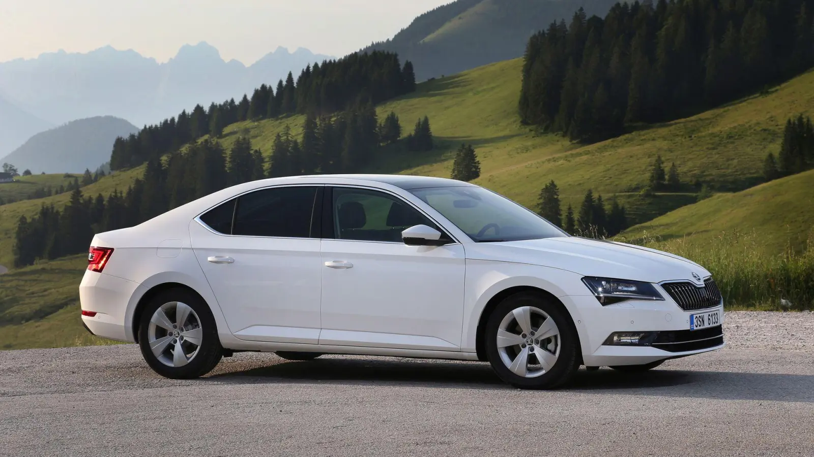 Der Skoda Superb fährt hier als klassische Limousine im Stufenheck-Design vor. (Foto: Škoda Auto/dpa-tmn)