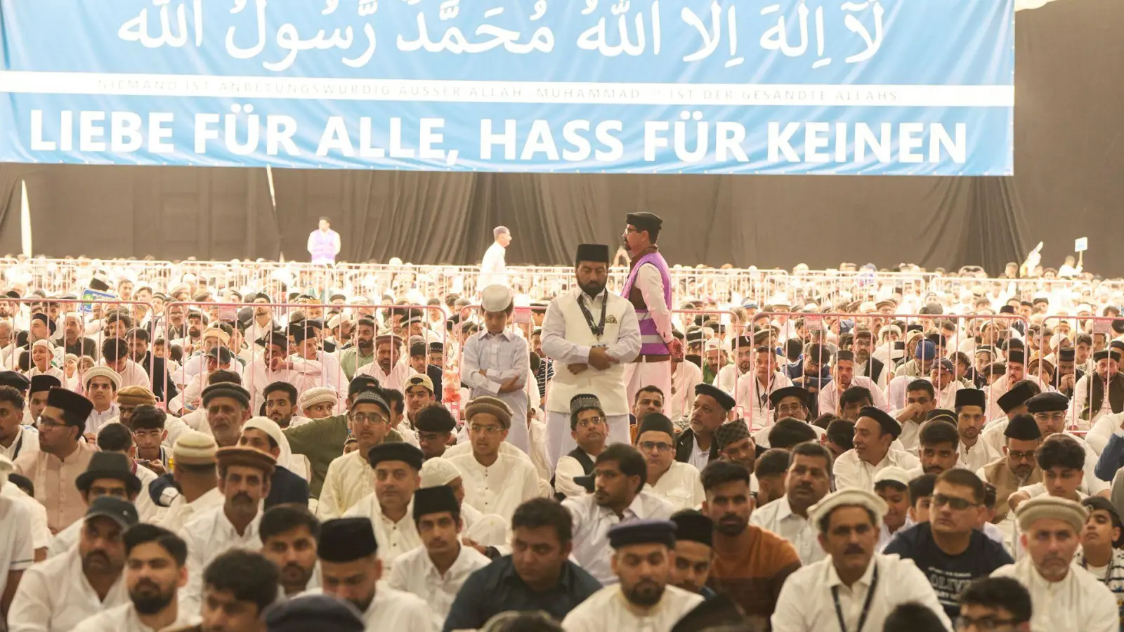 Zum Gebet und für die Ansprachen kommen die Gläubigen in großen Zelten zusammen. (Foto: Thomas Frey/dpa)