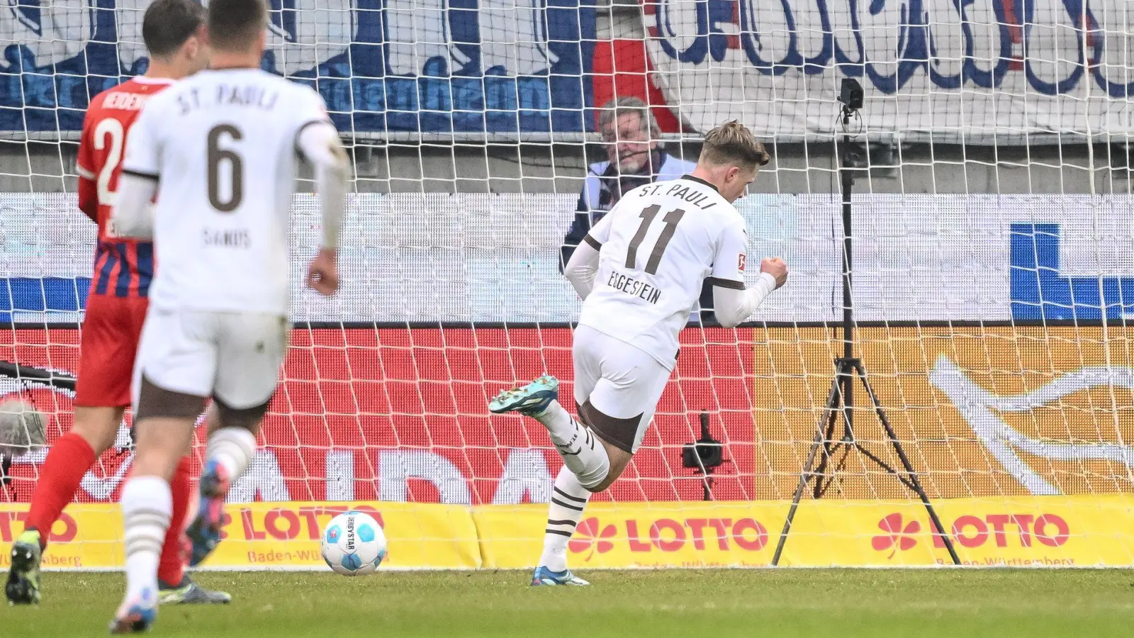 Dreht jubelnd ab: Johannes Eggestein nach dem Führungstor. (Foto: Harry Langer/dpa)