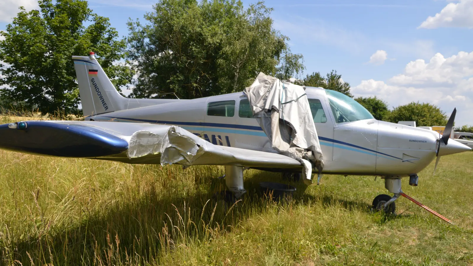 Im Grünstreifen kam das Motorflugzeug, an den Flügeln stark beschädigt, zum Stehen. (Foto: Johannes Zimmermann)