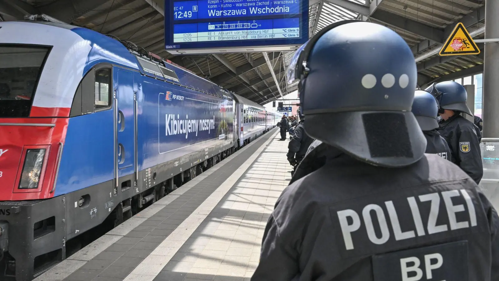 Auch die Bundespolizisten hatten während der Fußball-EM im Sommer alle Hände voll zu tun. (Foto: Patrick Pleul/dpa)