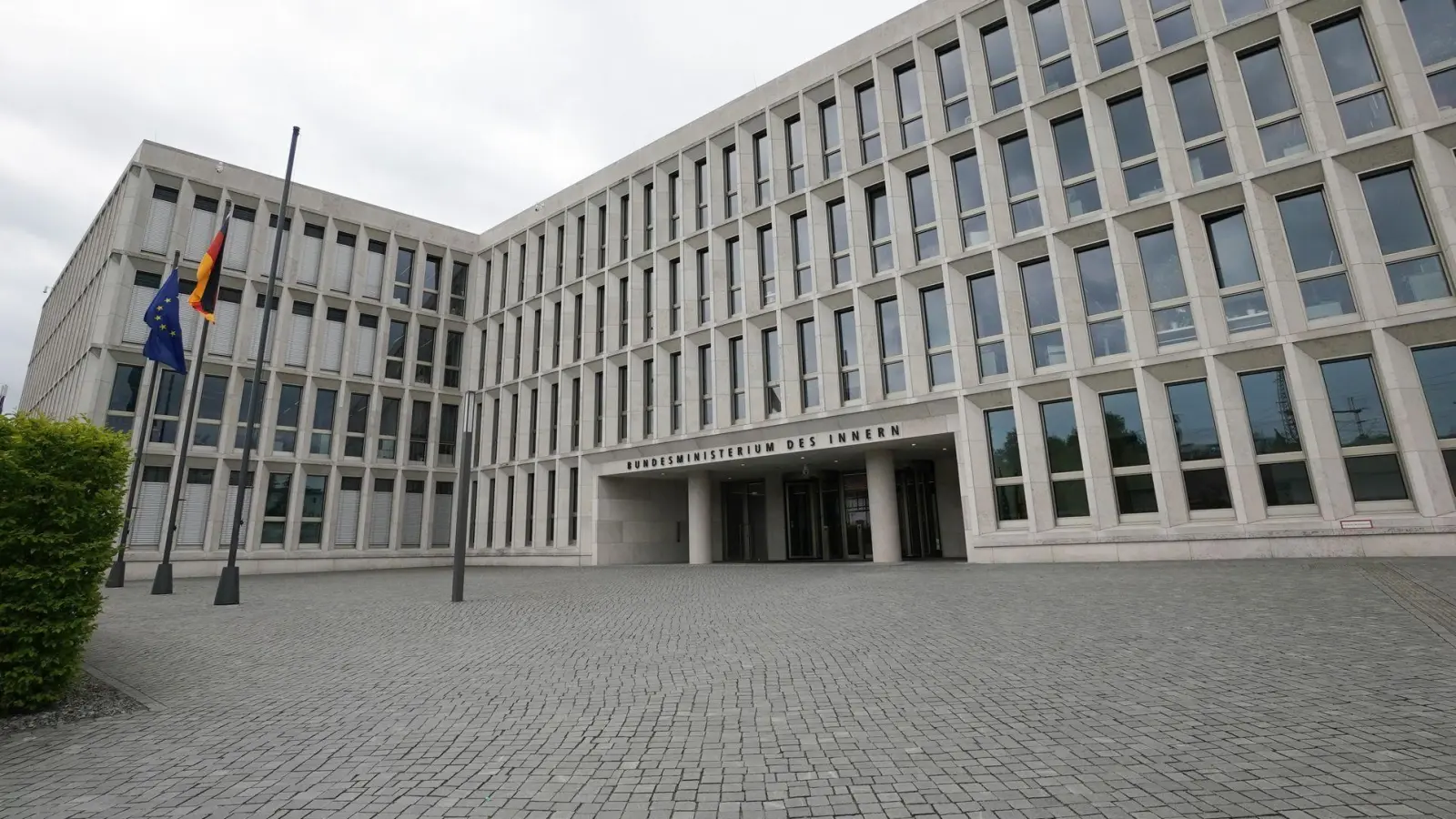 Im Bundesinnenministerium trifft man sich hinter verschlossenen Türen. (Archivbild) (Foto: Jörg Carstensen/dpa)