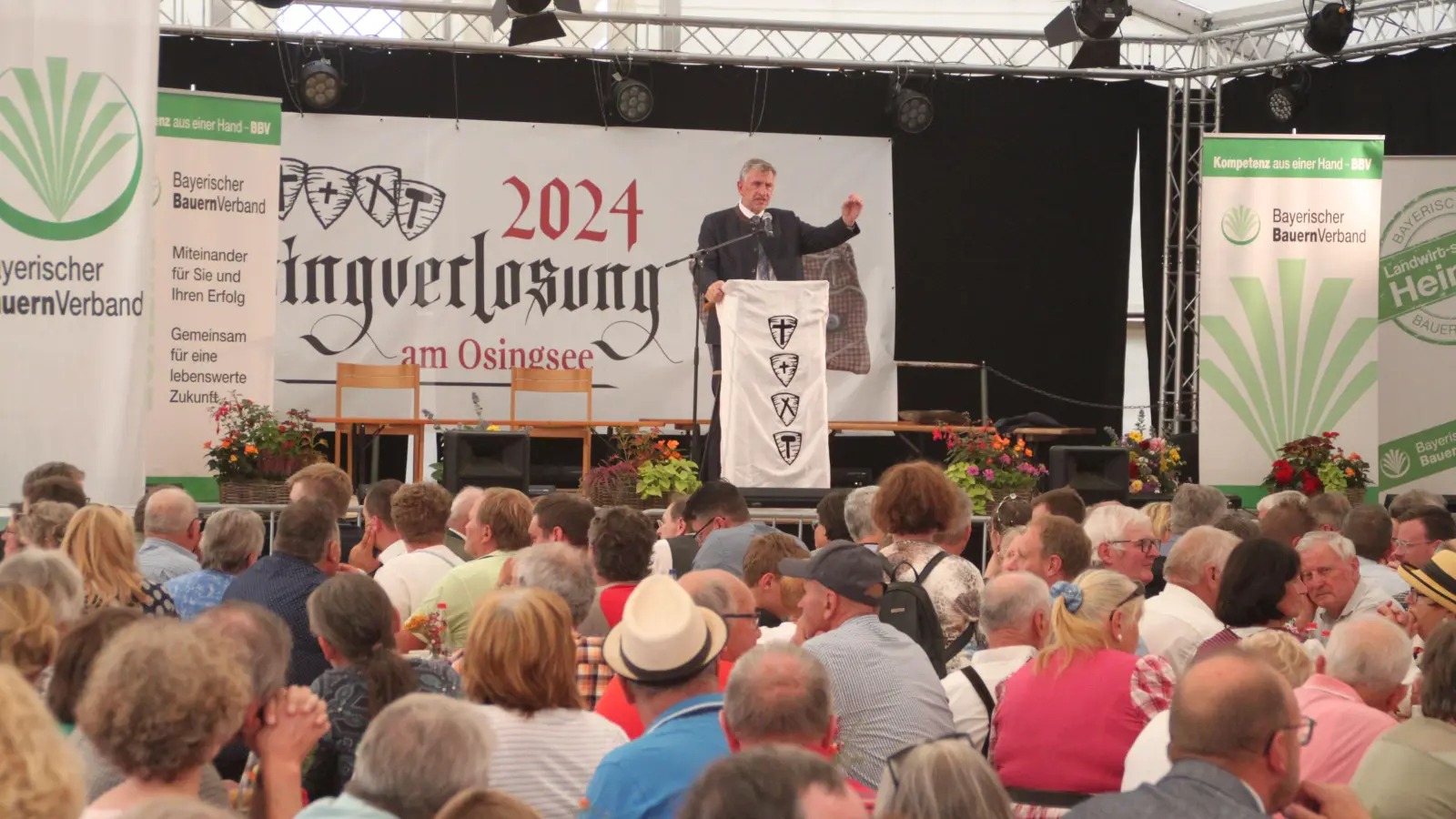 Kampfeslustig, kritikfreudig und schonungslos gegenüber der Ampel-Koalition präsentierte sich Günther Felßner, Präsident des Bayerischen Bauernverbandes, im vollen Festzelt am Osing-Wochenende. (Foto: Hans Bernd Glanz)