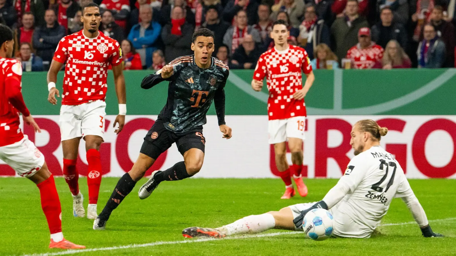 Der FC Bayern München hat mit einem klaren Sieg bei Mainz 05 das Pokal-Achtelfinale erreicht. (Foto: Torsten Silz/dpa)