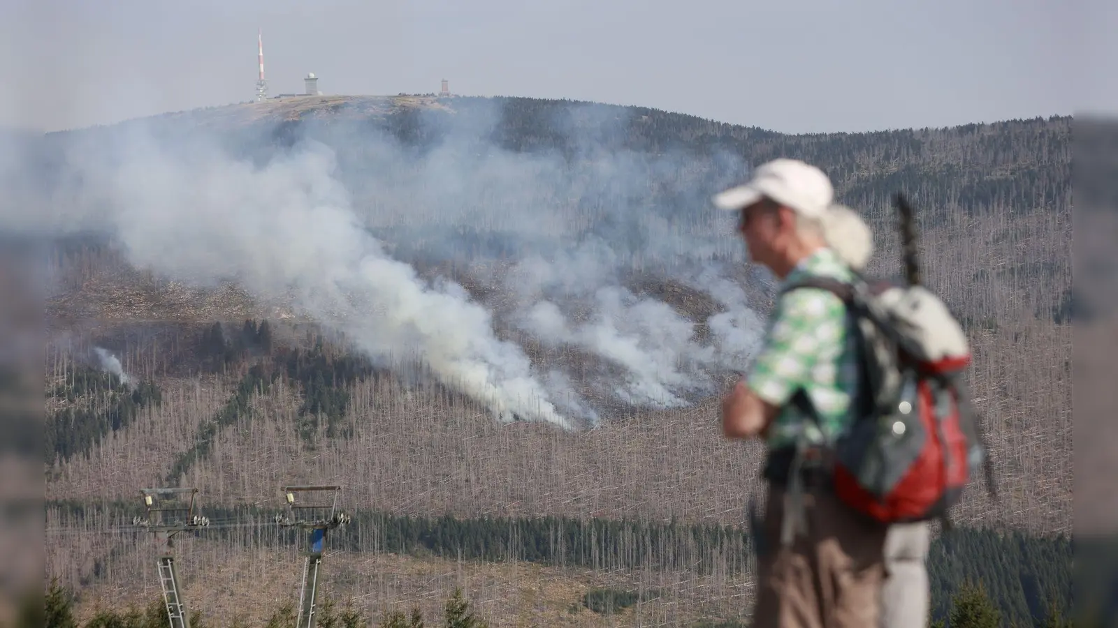 Der Brand unterhalb des Brockens im Harz ist noch nicht unter Kontrolle (Foto aktuell).  (Foto: Matthias Bein/dpa)