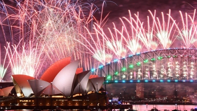 Das Mega-Feuerwerk vor der ikonischen Kulisse der Harbour Bridge und des Opernhauses ist weltberühmt. (Foto: Dan Himbrechts/AAP/dpa)