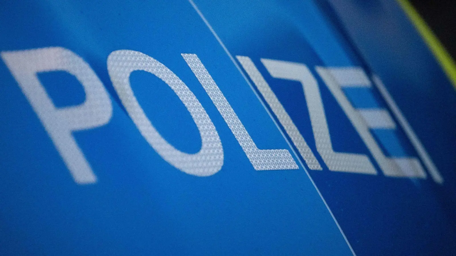 Die Polizei fand die mutmaßliche Unfallverursacherin und kassierte ihren Führerschein ein. (Symbolbild) (Foto: Marijan Murat/dpa)