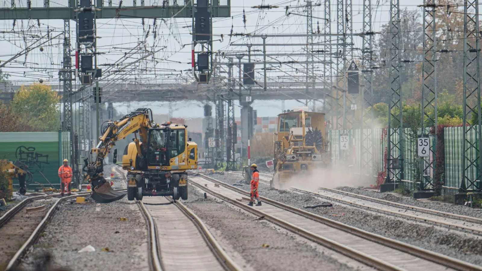 Nach fünf Monaten Bauzeit rollt ab Sonntag wieder der Zugverkehr über die Riedbahn. (Archivbild) (Foto: Andreas Arnold/dpa)