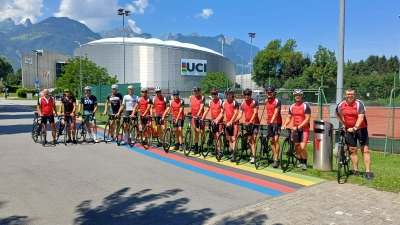 15 Radfahrer des Radclub 88 Neustadt gingen Ende Juli in Aigle in der Schweiz an den Start für die 956 Kilometer lange Tour durch die großen Alpen. Am Hauptsitz des Radsportweltverbands (UCI) stiegen sie in die Pedale. (Foto: Johann Rieger)