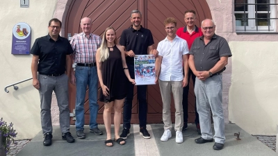 Präsentierten den neuen „Kulturherbst“-Flyer der Altmühl-Mönchswald-Region (von links): Mitteleschenbachs Bürgermeister Stefan Bußinger, der stellvertretende Rathauschef von Wolframs-Eschenbach, Johann Schlackl, ILEK-Umsetzungsbegleiterin Svenja Schäfer, Merkendorfs Bürgermeister Stefan Bach, Ornbaus Stadtoberhaupt Marco Meier, Werner Heindl vom Amt für Ländliche Entwicklung und Weidenbachs Rathauschef Willi Albrecht. (Foto: privat)