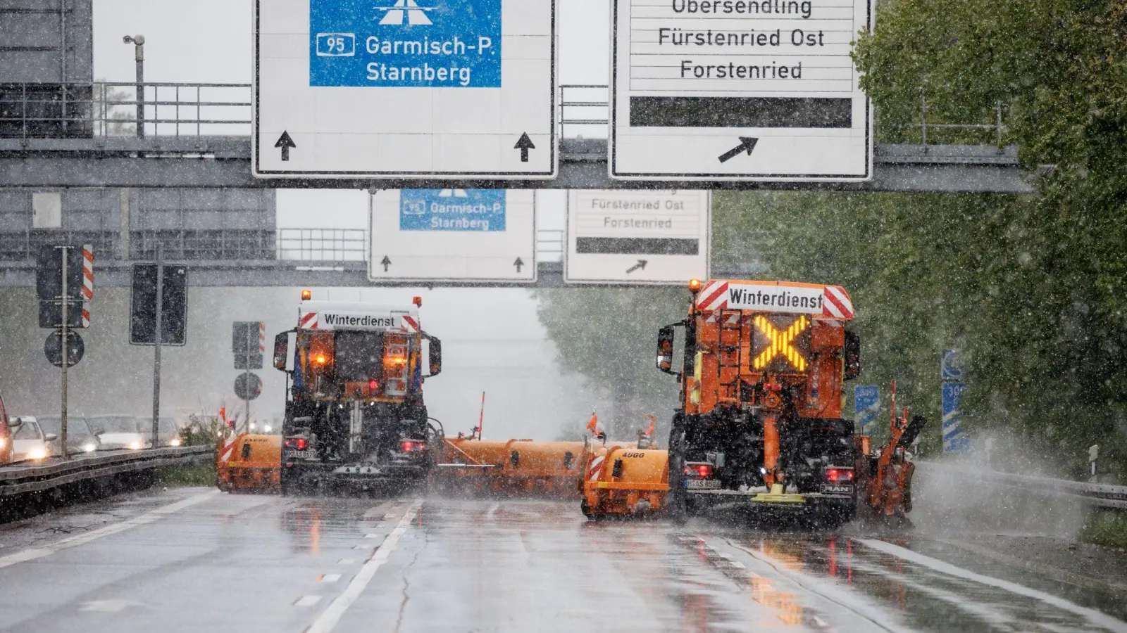 In Teilen Bayerns dürfte am Donnerstagfrüh der Winterdienst gefragt sein. (Archivbild) (Foto: Matthias Balk/dpa)