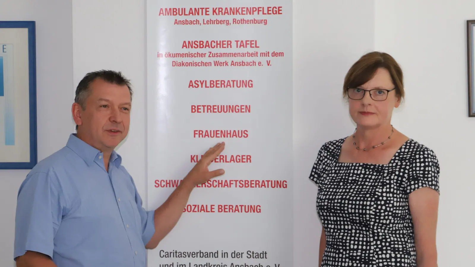 Frauenhaus-Leiterin Brigitte Guggenberger und Caritas-Geschäftsführer Sebastian Grund machen in der Caritas-Zentrale in Ansbach auf die Schwierigkeiten der Bewohnerinnen auf dem Wohnungsmarkt aufmerksam. (Foto: Oliver Herbst)