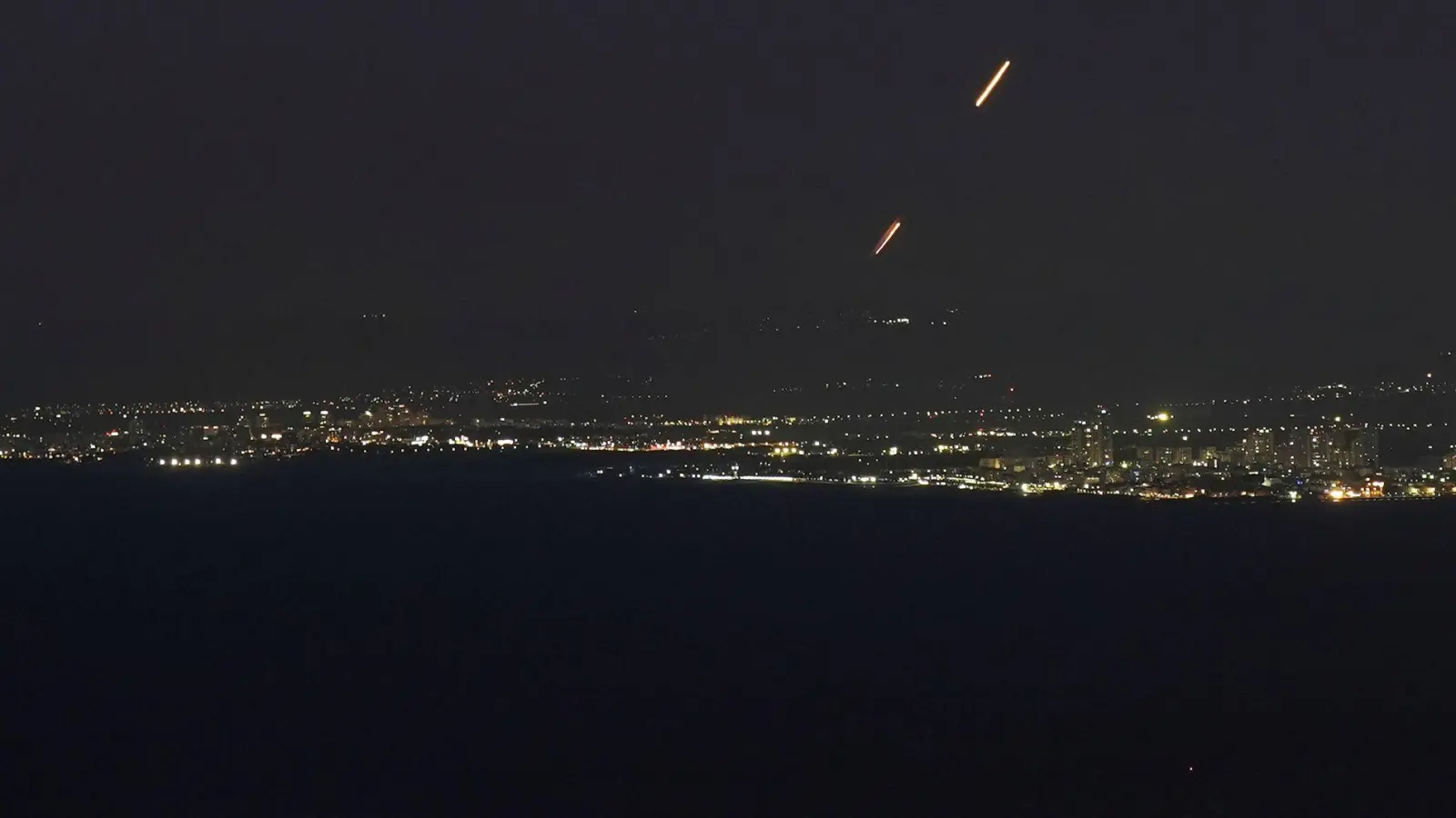 Das israelische Luftabwehrsystem Iron Dome fängt Raketen ab. (Archivbild) (Foto: Baz Ratner/AP/dpa)