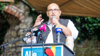 Gleich drei Adventswochenenden hintereinander hat die AfD in Bayern für ihre Listenaufstellung zur Bundestagswahl geblockt - erfahrungsgemäß gibt es bei der AfD immer einen großen Rede- und Diskussionsbedarf. (Archivbild) (Foto: Matthias Balk/dpa)