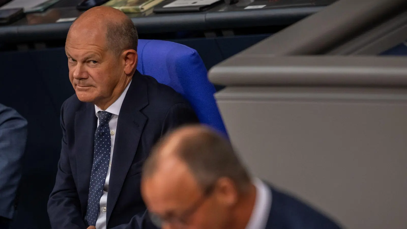 Scholz bietet Merz im Bundestag die Fortsetzung der Migrationsgespräche an, der will aber nicht.  (Foto: Michael Kappeler/dpa)