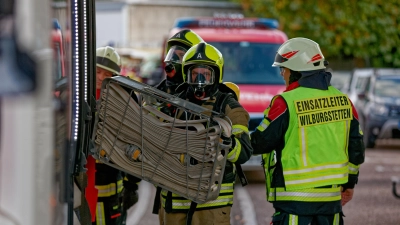 Mit Atemschutzgeräten suchten die Feuerwehrleute in den Lagerhallen nach den zehn Vermissten. Parallel dazu wurde ein Löschangriff von den verschiedenen Feuerwehren aufgebaut. (Foto: Tizian Gerbing)