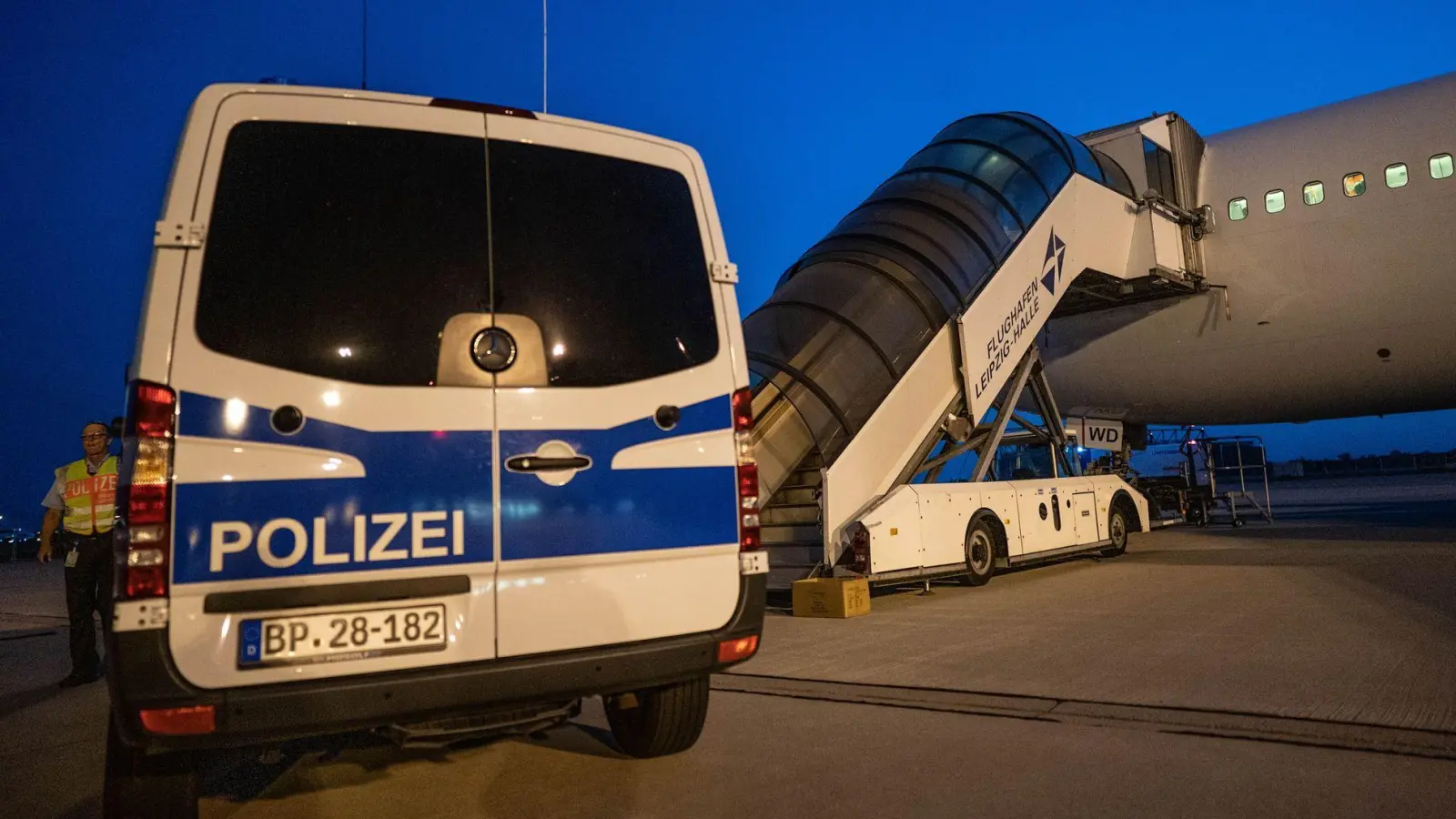 Mehr als 3.000 Menschen wurden 2024 aus dem Freistaat abgeschoben. (Symbolbild) (Foto: Michael Kappeler/dpa)