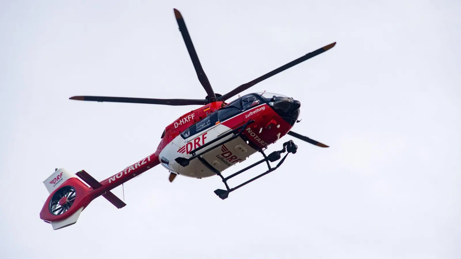 Zwei Schwerverletzte werden von Rettungshubschraubern in Kliniken gebracht. (Symbolbild) (Foto: Stefan Sauer/dpa)