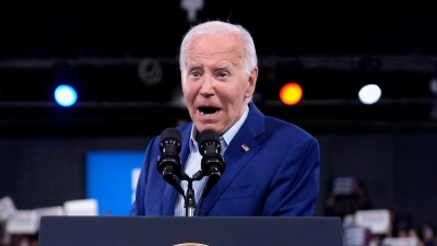 Noch steht die erste Reihe der Demokraten geschlossen hinter US-Präsident Joe Biden. Doch  die Stimmen derer, die ihn nicht mehr für den richtigen Kandidaten halten, werden lauter. (Foto: Evan Vucci/AP/dpa)