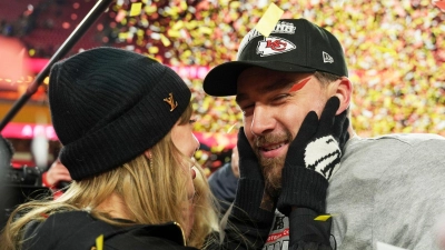 Travis Kelce spielte eine unauffällige Partie, war beim Feiern mit Freundin Taylor Swift aber vorne dabei. (Foto: Charlie Riedel/AP/dpa)