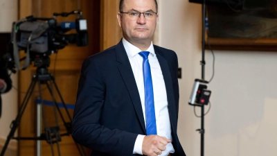 Albert Füracker (CSU), Finanzminister von Bayern, kommt im bayerischen Landtag zu einer Plenarsitzung. (Foto: Sven Hoppe/dpa/Archivbild)