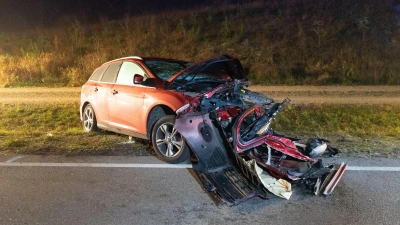 Völlig zerstört wurde der Pkw bei dem Frontalzusammenstoß auf der B25 bei Wilburgstetten. (Foto: NEWS5 / Kevin Weddig)