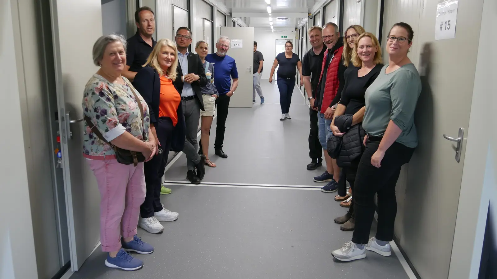 Gemeinderäte und Bürgermeisterin Dr. Birgit Kreß (oranges Shirt) schauten sich in der neuen Gemeinschaftsunterkunft für Asylbewerber in Markt Erlbach um und nahmen einen sehr positiven Eindruck mit. (Foto: Ulli Ganter)