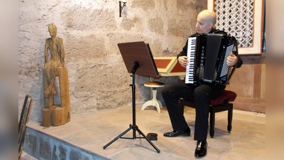 Ausdrucksstark: der Konzert-Akkordeonist Arseniy Strokovskiy. (Foto: Reinhard Kalb)