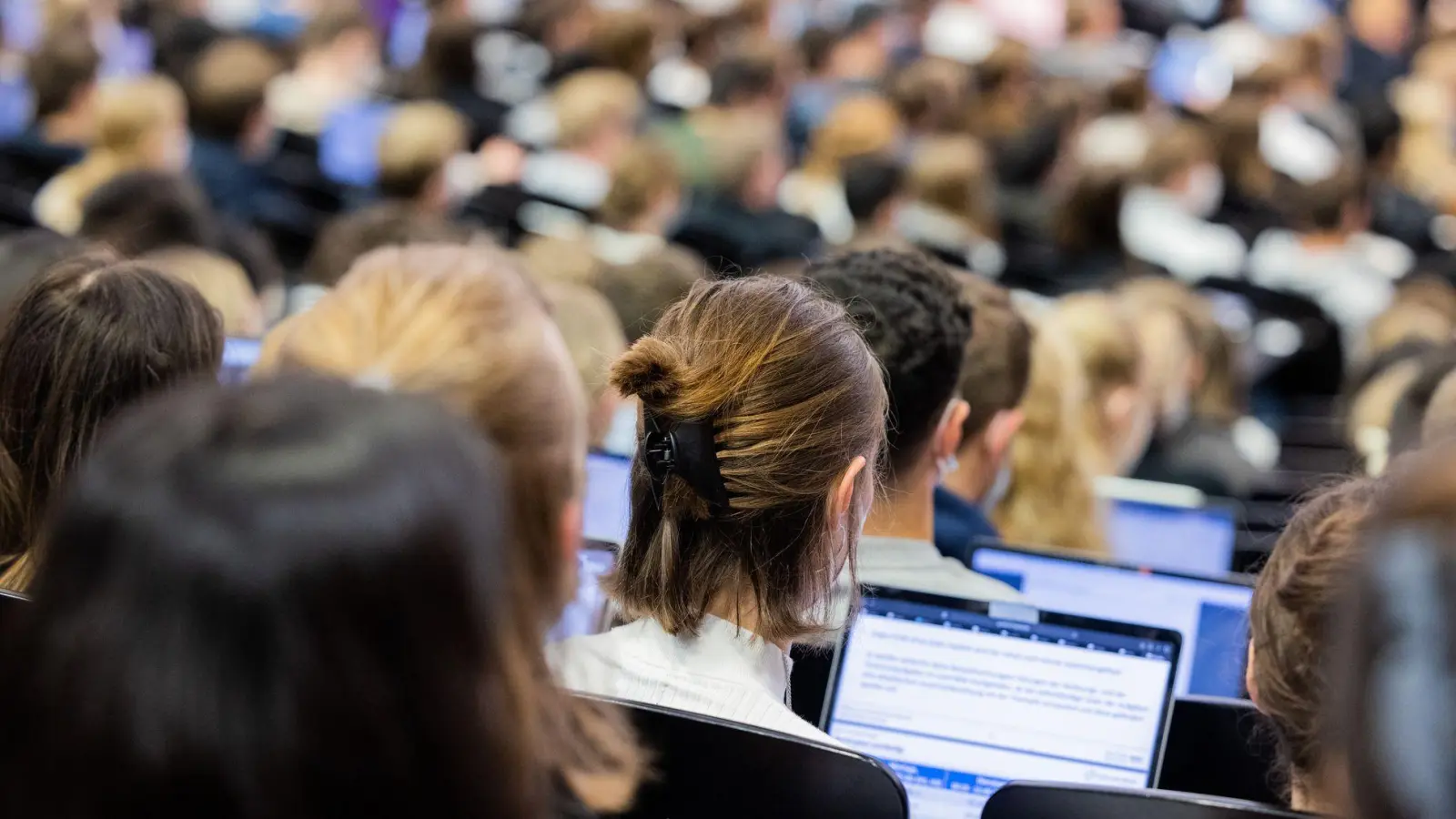 Der Freistaat vermeldet Rekorde bei den Studierendenzahlen. (Symbolbild) (Foto: Rolf Vennenbernd/Deutsche Presse-Agentur GmbH/dpa)