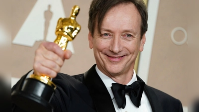 Der deutsche Filmkomponist Volker Bertelmann nimmt im Oscar-Wettbewerb 2025 eine Hürde. (Archivbild)  (Foto: Jordan Strauss/Invision/AP/dpa)