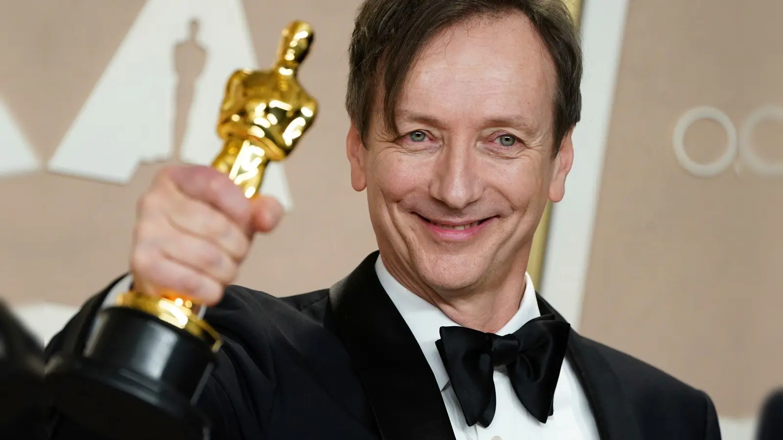 Der deutsche Filmkomponist Volker Bertelmann nimmt im Oscar-Wettbewerb 2025 eine Hürde. (Archivbild)  (Foto: Jordan Strauss/Invision/AP/dpa)