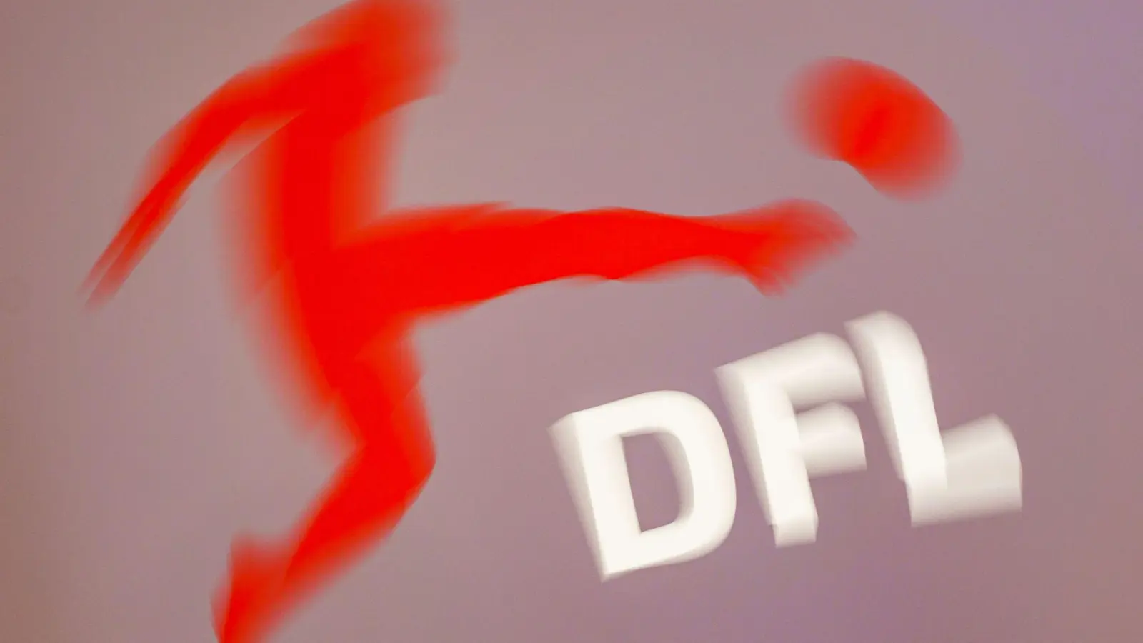 Das Logo der DFL Deutsche Fußball Liga ist auf einer Stellwand zu sehen. (Foto: Frank Rumpenhorst/dpa)