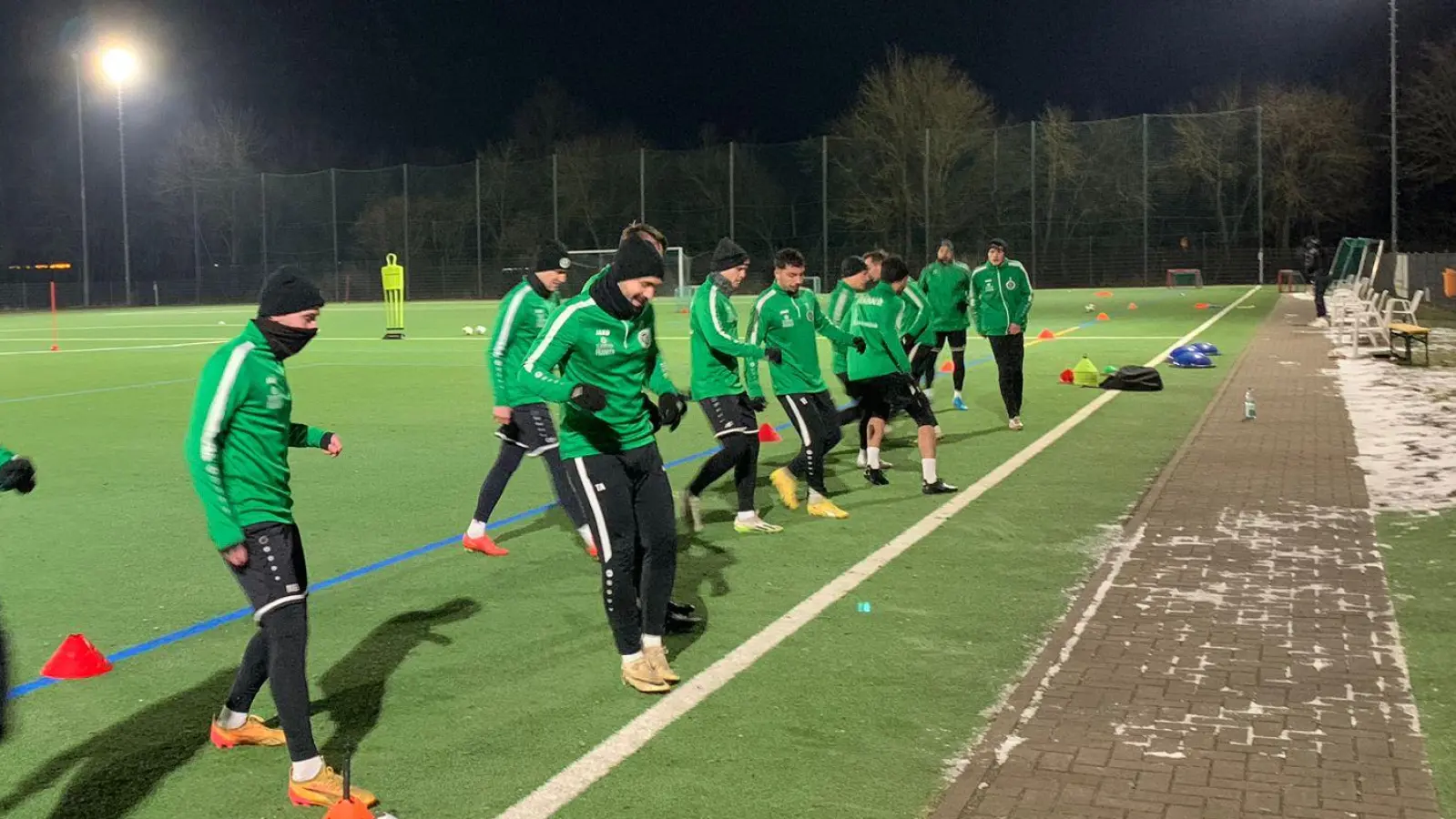 Wohl dem, der im Winter einen Kunstrasen zur Verfügung hat. Auf dem fand das erste Training der SpVgg Ansbach statt. (Foto: Andreas Kapp)