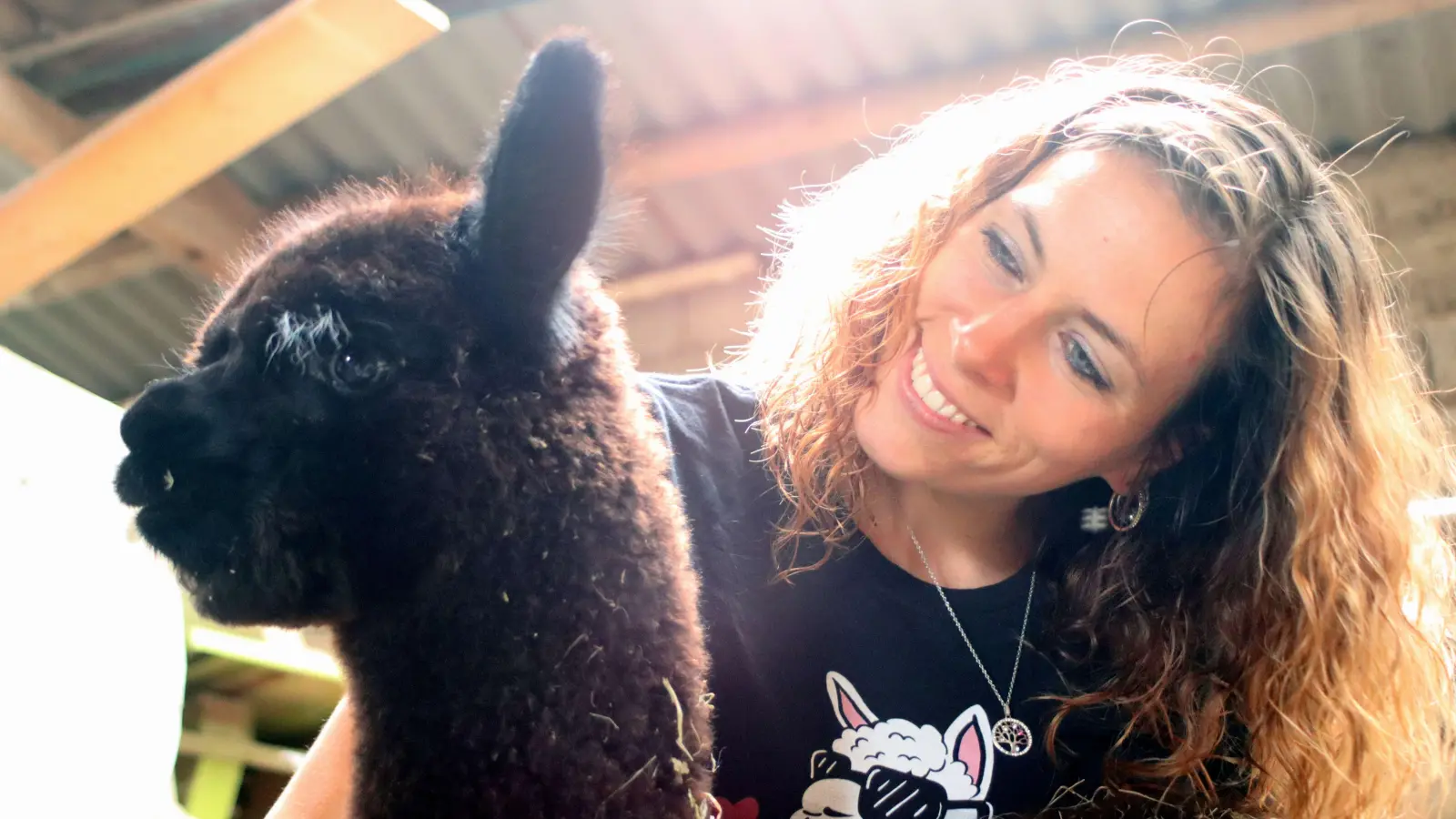 Eigentlich ist Isabell Johanngieseker gegen Tierhaare allergisch. Da die Wolle von Alpakas und Lamas jedoch keine allergischen Reaktionen hervorruft, sind die Tiere auch für Allergiker gut geeignet. (Foto: Pauline Held)