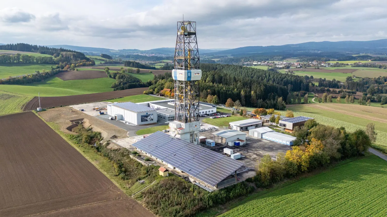 Die Kontinentale Tiefbohrung (KTB) ist vor 30 Jahren in 9101 Metern Tiefe gestoppt worden. Bis heute wird auf dem Gelände in der Oberpfalz geforscht. (Foto: Armin Weigel/dpa)