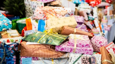 Schuldenbremse für GeschenkeKonsumenten wollen Weihnachts-Etat nicht aufstocken.  (Foto: Christoph Soeder/dpa)