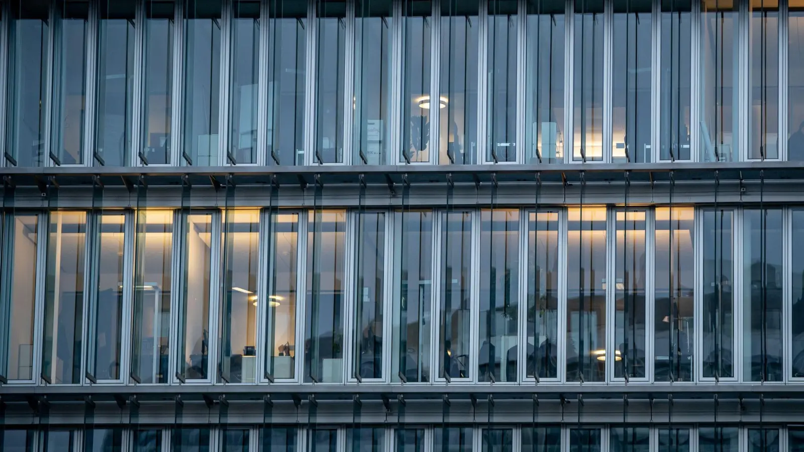 Ein Drittel der Büroangestellten in Deutschland muss einer Studie zufolge vollständig vom Büro aus arbeiten. (Foto: Michael Kappeler/dpa)