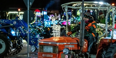 Landwirtschaftliches Blinkspektakel: Auch in Bad Windsheim verfolgten Hunderte Zaungäste an den Straßenrändern den stimmungsvollen Lichterzug der Bauern. (Foto: Mirko Fryska)