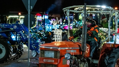 Landwirtschaftliches Blinkspektakel: Auch in Bad Windsheim verfolgten Hunderte Zaungäste an den Straßenrändern den stimmungsvollen Lichterzug der Bauern. (Foto: Mirko Fryska)