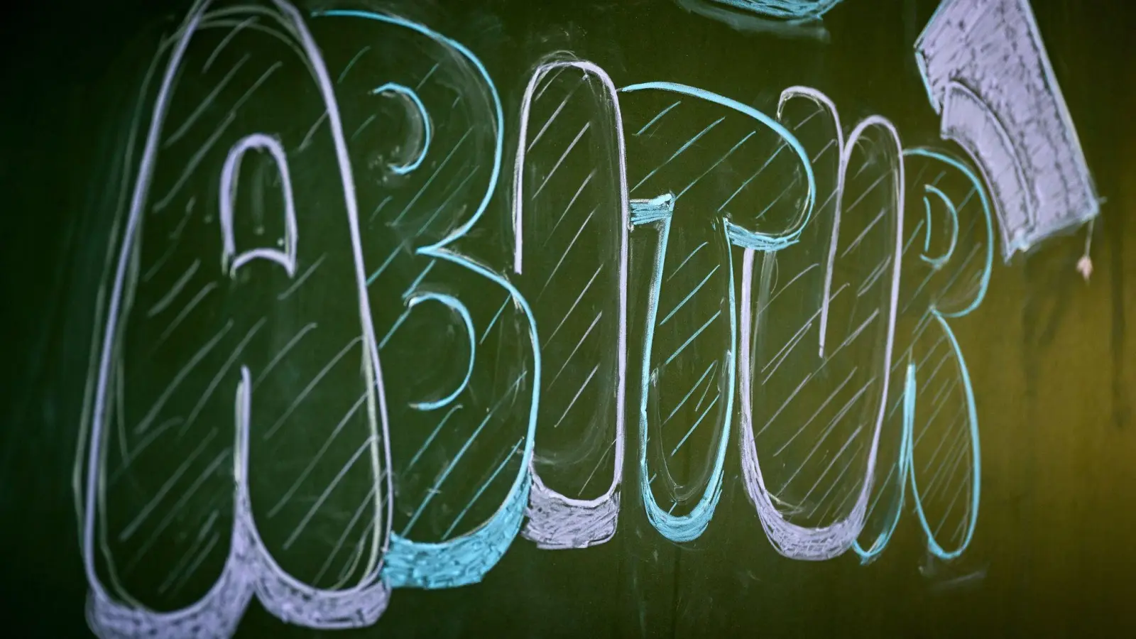 „Abitur“ steht auf einer Tafel im Klassenzimmer eines Gymnasiums. (Foto: Sina Schuldt/dpa/Symbolbild)