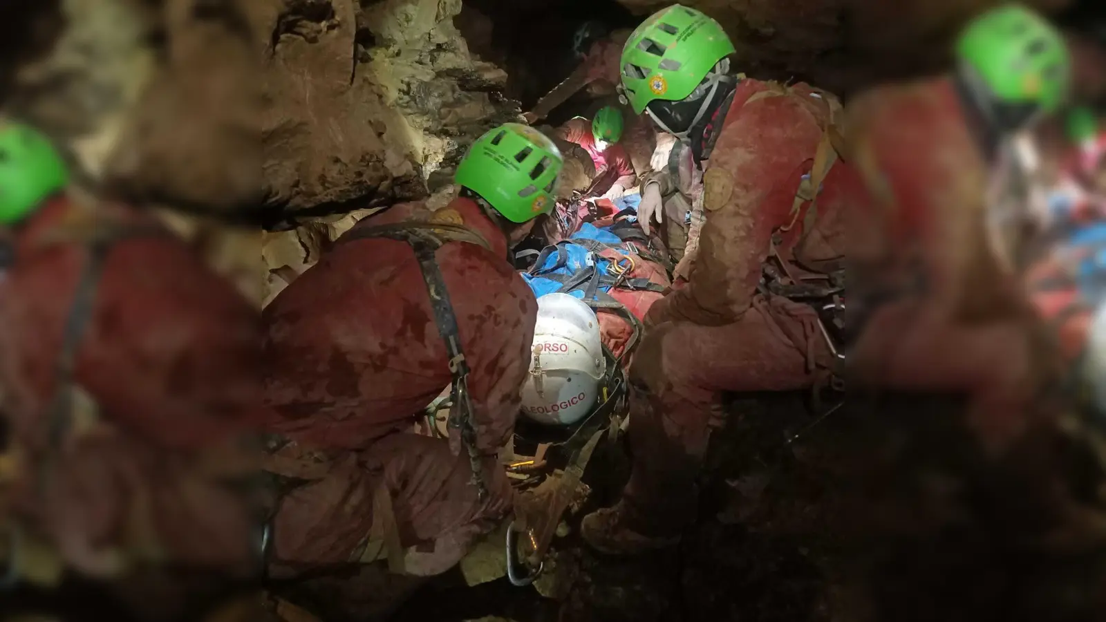 Rettungskräfte sind in Italien im Einsatz (Handout). (Foto: -/Italienische Bergrettung/dpa)