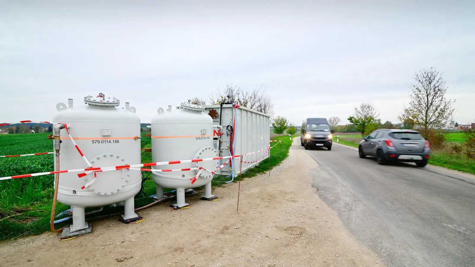 An der Straße zwischen Katterbach und Untereichenbach steht der große Container und die bauchigen Aktivkohlefilter, die das hochgepumpte Grundwasser nach der Beprobung reinigen sollen.