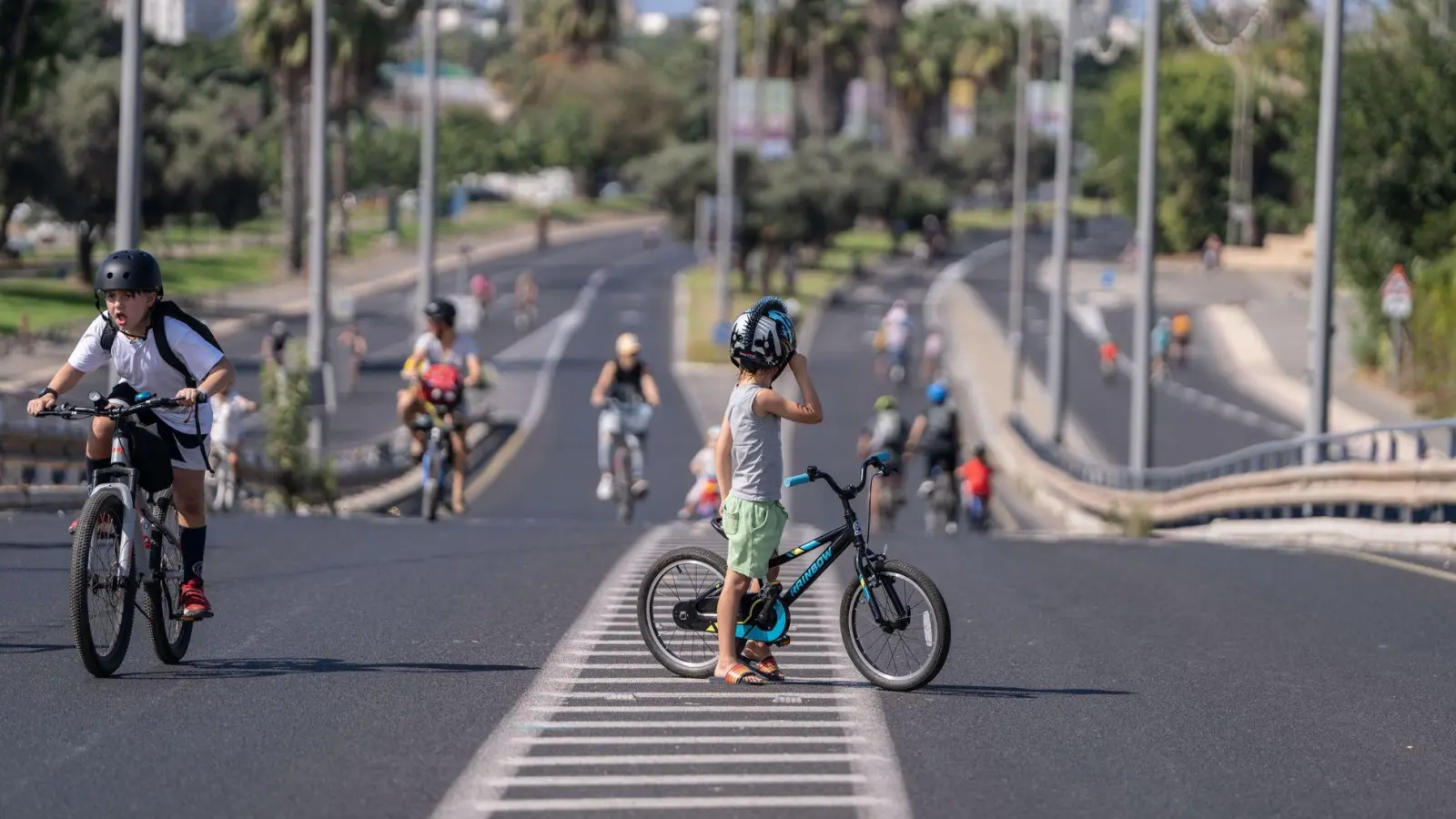 Menschen in Israel sind mit ihren Fahrrädern auf einer leeren Straße am Feiertag Jom Kippur unterwegs (Foto aktuell). (Foto: Ilia Yefimovich/dpa)