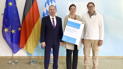 Der bayerische Wirtschafts- und Energieminister Hubert Aiwanger (links) übergab den Zuwendungsbescheid für 40 Prozent der Investitionssumme an Entro-Geschäftsführer Andreas Bühler und seine Frau Judith Adler. (Foto: StMWi/Aaron Gottardi)